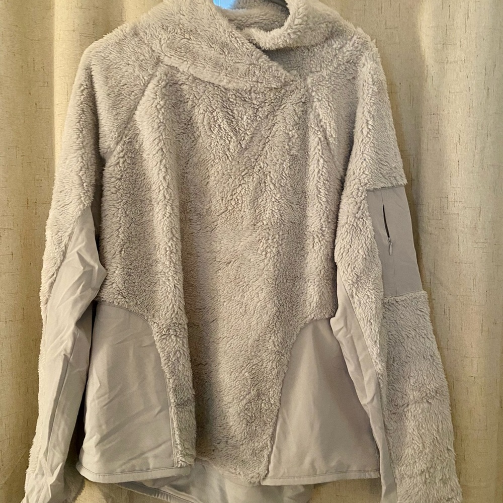 Fuzzy pullover light gray